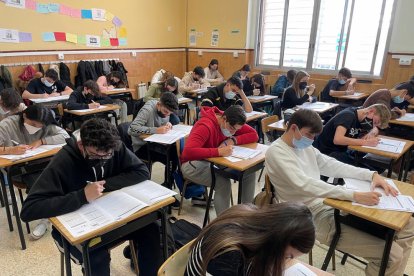 Alumnes de la Salle Reus fent les proves