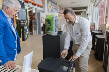 Óscar Barbachano, director de Bauhaus Tarragona, mostrant algunes de les estufes de pèl·lets.