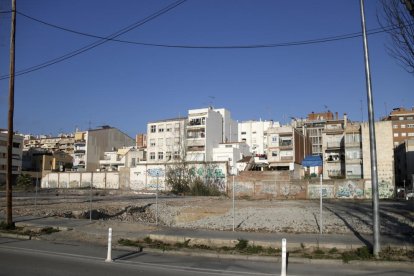 Uno de los solares de la ronda Barceló de Mataró donde el Gobierno construirá pisos de alquiler asequible.