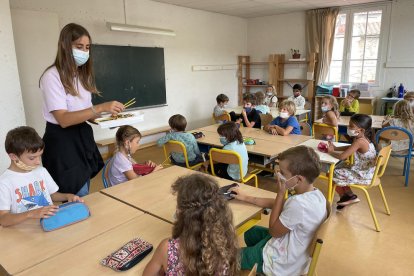 Una profesora de la Bressola dando el material a los alumnos en el primer día de clase.