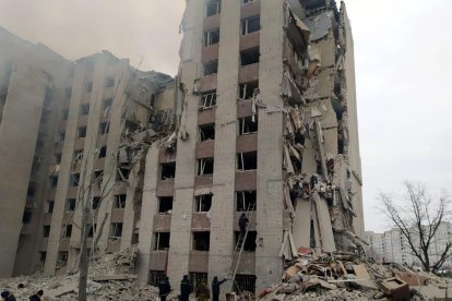 Un edificio destruido por los bombardeos en la ciudad de Chernihiv, en el norte de Kiiv.