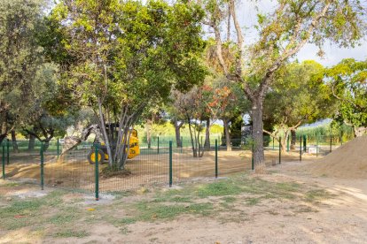 Una màquina treballant en un dels parcs que s'amplien.