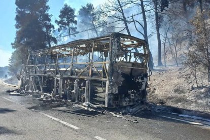 Imatge de l'autobús que ha provocat l'incendi i ha quedat completament cremat.