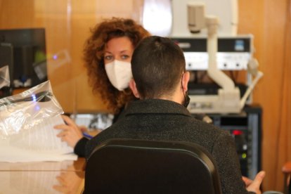 El acusado, juzgado en la Audiencia de Tarragona, acompañado de su abogada.