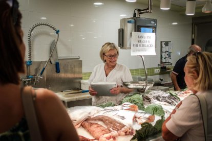 Els clients lamenten molt el tancament de la peixateria.