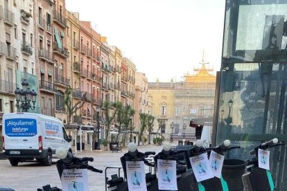 Patinets de Tier a l'aparcament de la plaça de la Font.