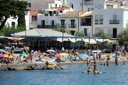 La playa Gran de Cadaqués en agosto.