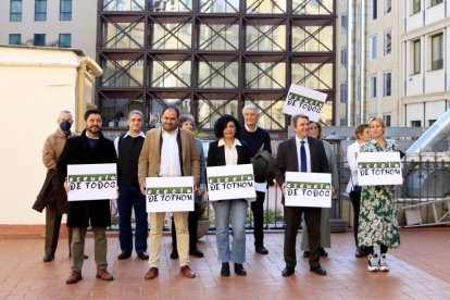 Miembros de la iniciativa 'Escuela de todos / Escola de tots'.