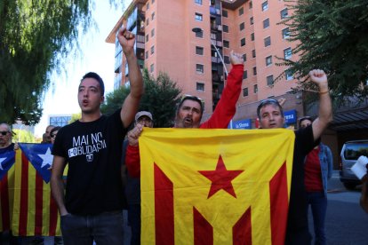 Manifestants amb el puny alçat i lluint una estelada.