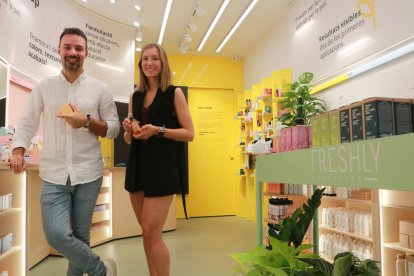 Los cofundadores de Freshly Cosmetics, Miquel Antolín y Mireia Trepat, en la nueva tienda de Reus.