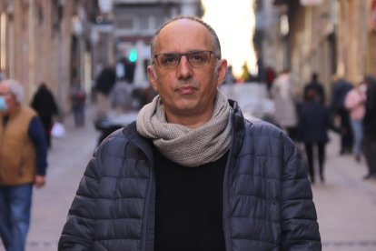 El periodista y escritor Toni Orensanz, en el centro de Tarragona.