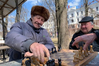 Abuelos ucrainesos jugando a ajedrez en un parque de Odesa.