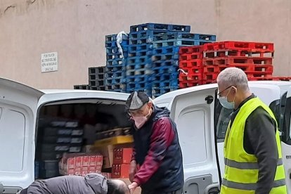 Una treintena de personas son voluntarias en el Banc dels Aliments.