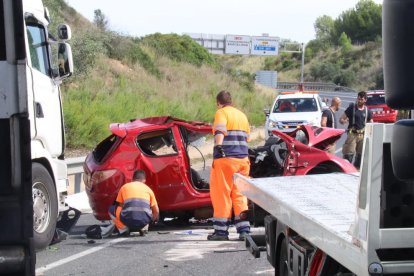 Imatge d'un turisme accidentat a l'N-340 a Altafulla.