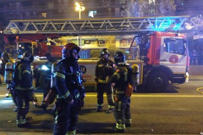 Imagen de los Bomberos en el lugar del incendio.