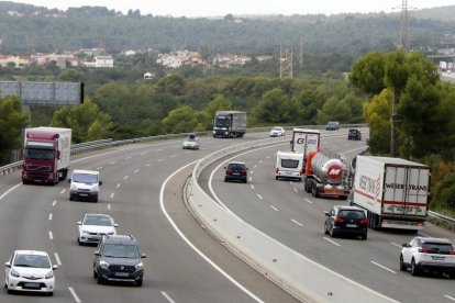 Pla general de camions i turismes circulant per l'AP-7.