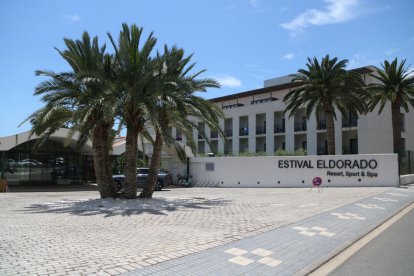 L'entrada de l'hotel El Dorado de Cambrils, on els Mossos d'Esquadra van detenir un menor que va agredir un empleat de l'hotel i arrencar-li els dos ulls.