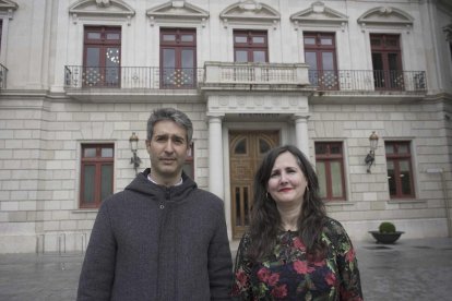 Miembros de Cs delante del consistorio.