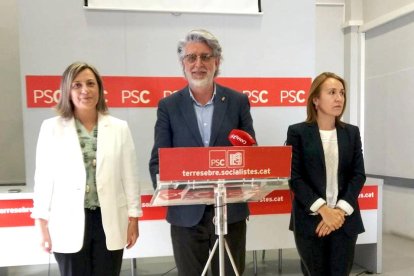 El primer secretari del PSC de Tortosa, Enric Roig, acompanyat de Dolors Bel i Estefania Valdés, en la roda de premsa per explicar que no es presentarà a les pròximes eleccions municipals.