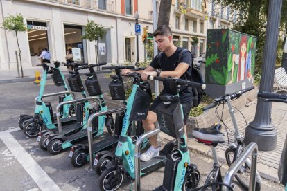 Imatge d'un pàrquing de patinets elèctrics a la Rambla Nova de Tarragona.