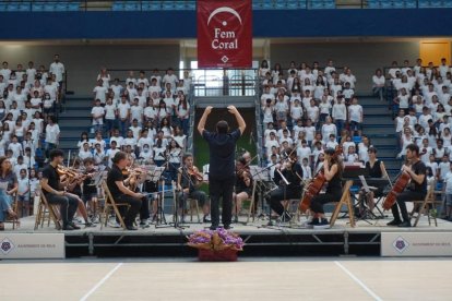 Imatge d'un moment de l'actuació en el Fem Coral 2022 al Pavelló Olímpic.