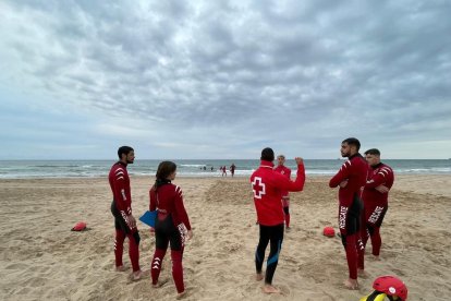 Imatge d'una activitat de formació pràctica de socorrisme de Creu Roja.