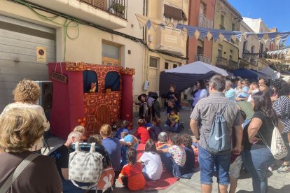 Els més petits van poder gaudir de teatre amb titelles i un gran racó infantil amb taules de joc gratuïtes i contacontes.