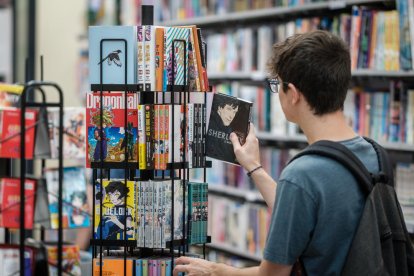 Los jóvenes de 18 años podrán aprovechar los descuentos del Bono Cultural Joven en la libreria Adserà, en la Rambla Nova de Tarragona.