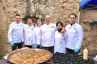 Algunos de los participantes cocinaron arroz ayer durante la presentación en la Torre Vella.