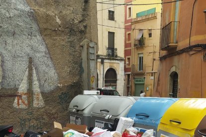 La plaça de l'Oli és un dels punts negres d'acumulació de brossa.