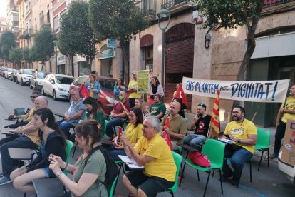 Els professors estan simulant una classe al mig del carrer.