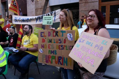 La trentena de mestres han reclamat el revertiment de les retallades a Educació en una acció al carrer Sant Francesc de Tarragona, davant els Serveis Territorials.

Data de publicació: dijous 02 de juny del 2022, 09:37

Localització: Tarragona

Autor: Mar Rovira / Ariadna Escoda