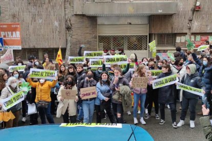 Protesta delante el Servicios Territoriales de Educació.