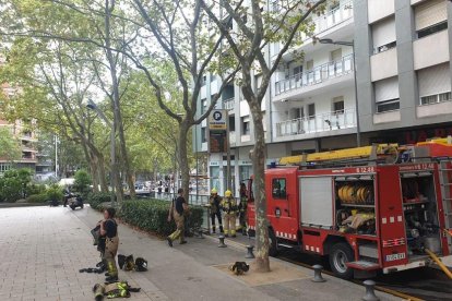 Imatge del dispositiu dels Bombers a l'interior del pàrquing del Mercat Central de Reus.