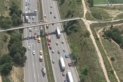 Imatge aèria de l'accident d'un camió tràiler contra un pont a l'AP-7.