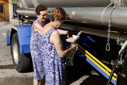 Imatge del subministrament de l'aigua a Ulldecona en camions cisterna.