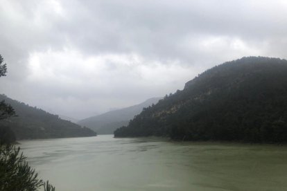 Pantano de Ulldecona lleno, este miércoles por la mañana.