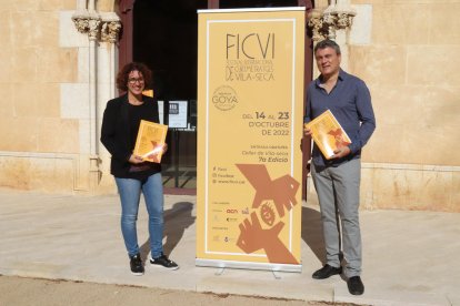 La regidora d'Innovació i Turisme de Vila-seca, Cristina Cid; i el director del FICVI, Josep Varo, en la presentació del festival.