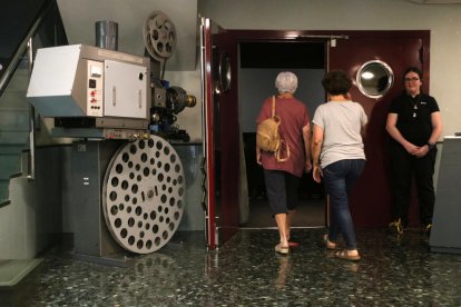 Dos espectadoras entran en la sala del Cine Kubrick de Vilafranca del Penedès.