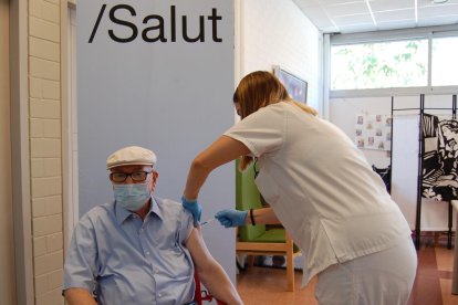 Un home vacunant-se contra la covid en un centre de dia.