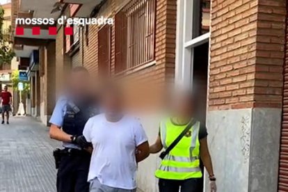 Un dels dos detinguts per robar a gent gran fent-se passar per revisors de la llum i el gas.