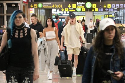 Pasajeros en la T2B del aeropuerto del Prat.