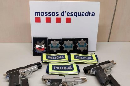 Se les intervinieron armas simuladas y credenciales de la policía polaca.