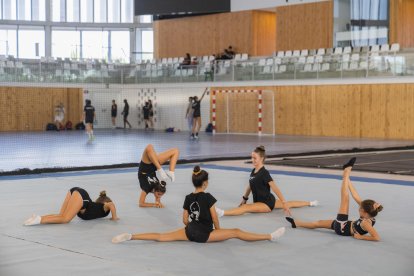 Les membres del Club Esportiu Kalos durant el primer entrenament al Palau d'Esports, ahir.