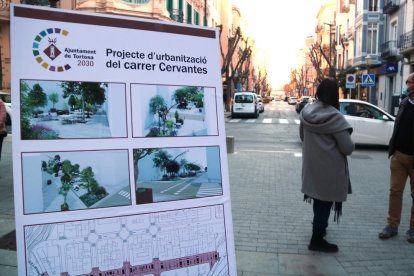 Imatges de la reforma que es farà al carrer Cervantes de Tortosa davant de l'estat actual de l'eix viari.