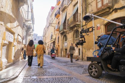 Actors i membres de l'equip de gravació al carrer de les Escrivanies Velles.