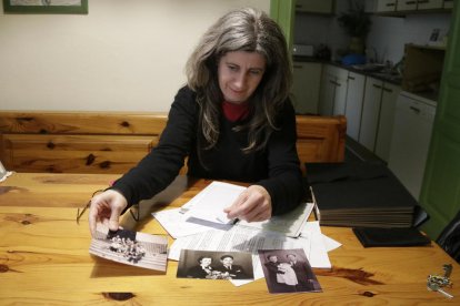 La nieta del soldado republicano Andreu Flores, Jèssica Flores, con fotografías y documentación del abuelo.