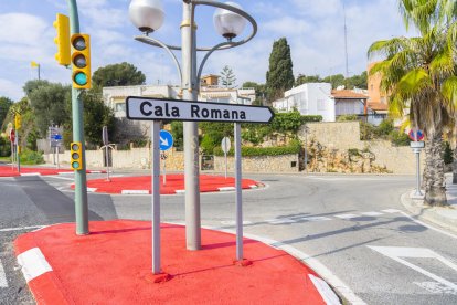 Accés a la urbanització de Cala Romana, una de les zones on el problema és més viu.