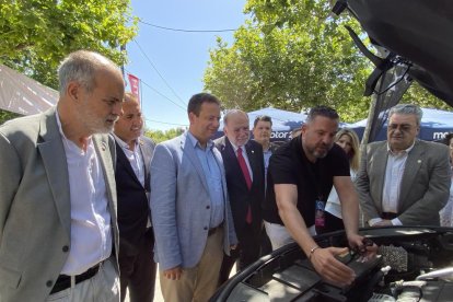 Las autoridades han recorrido los diferentes estands de la feria.