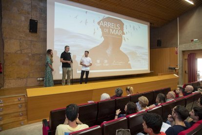 Un momento de la presentación, con el alcalde y los directores del documental.